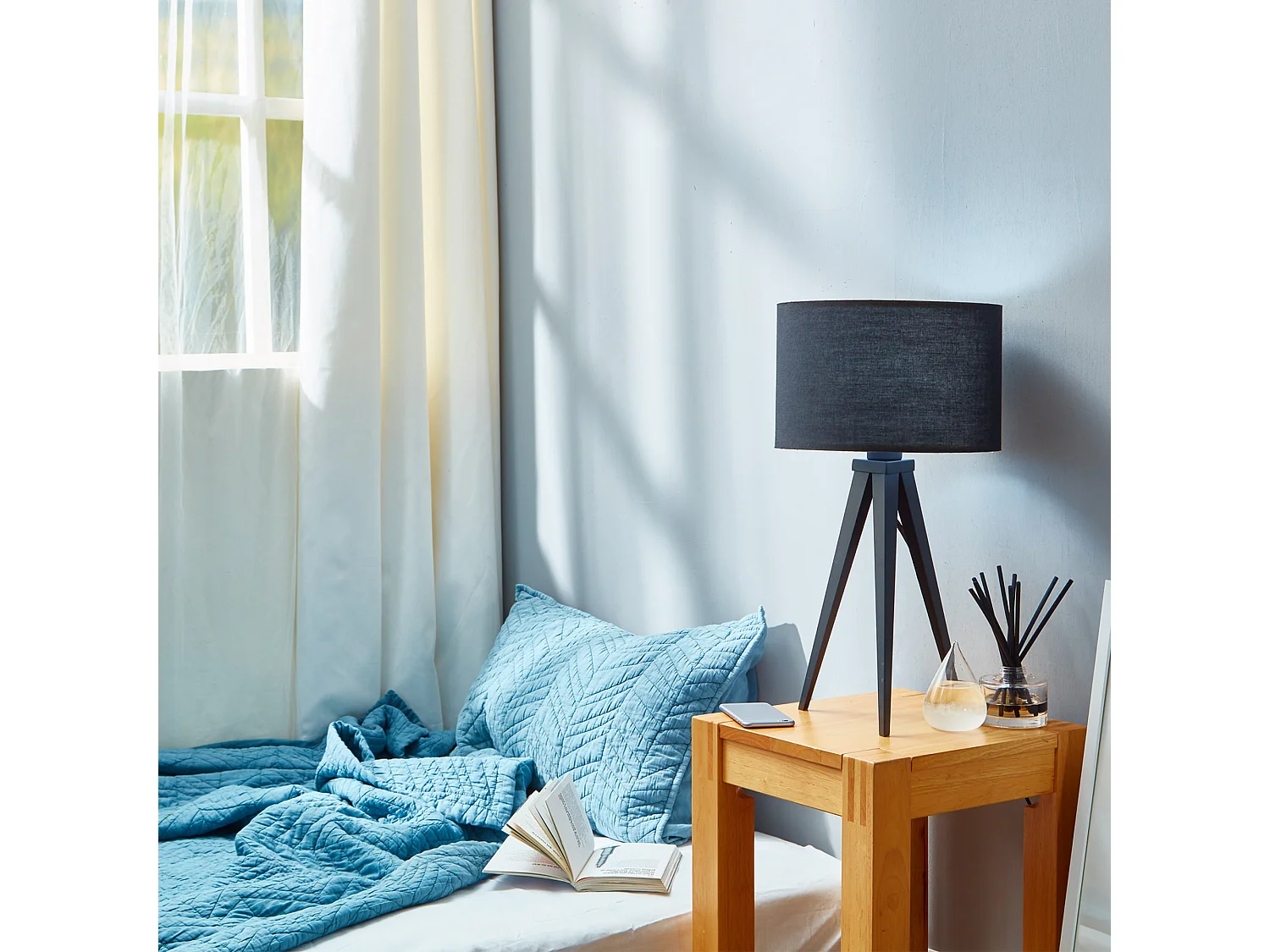 Lampe à poser trépied salon bureau chambre chevet abat-jour noir Romanza