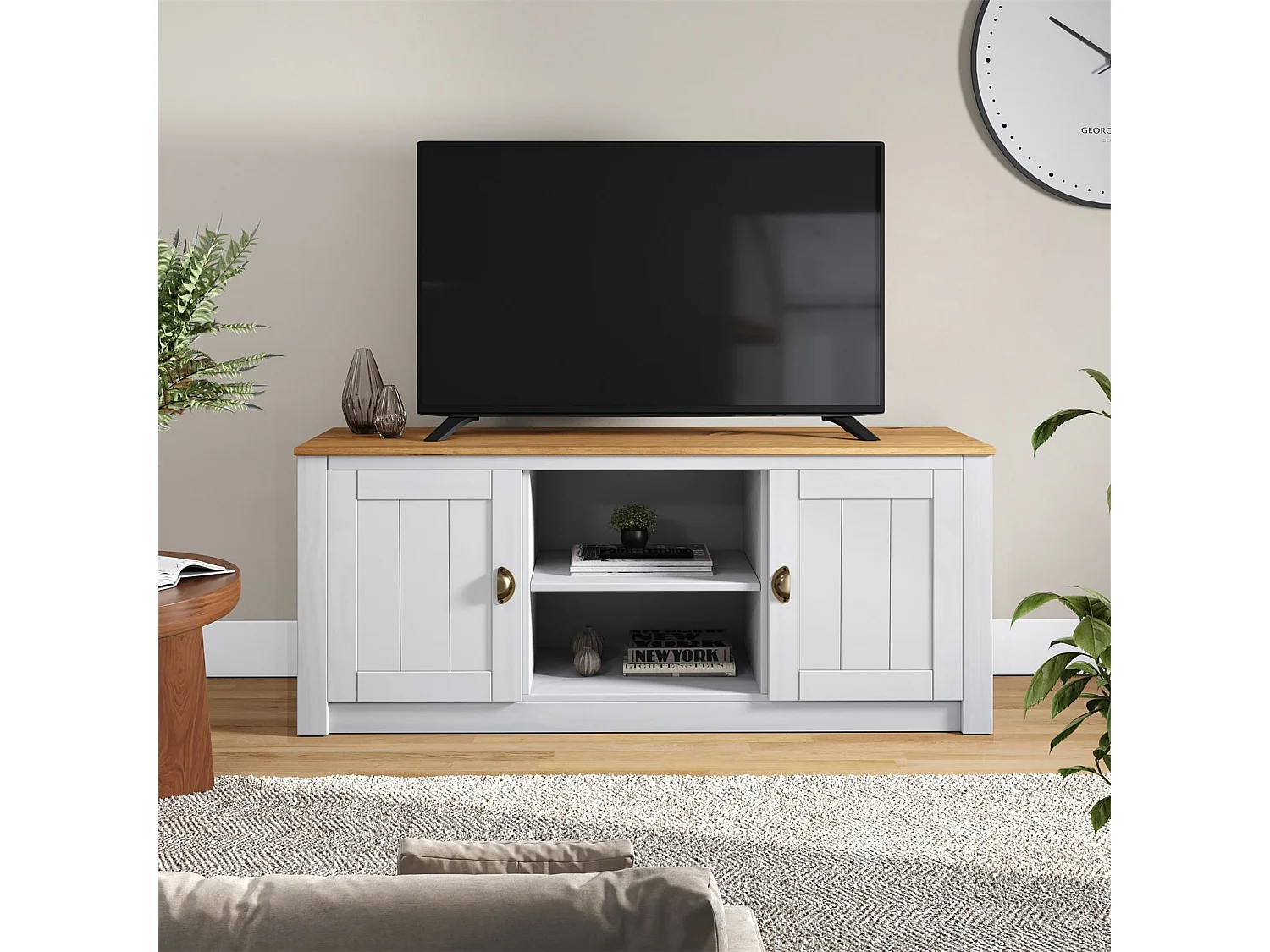 Meuble TV BOLTON L 138 cm en bois massif blanc et brun avec rangement 2 portes et 2 niches pour télévision jusqu'à 50"