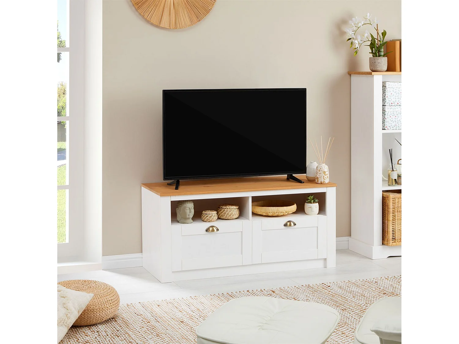 Meuble TV BOLTON 2 tiroirs de rangement, meuble télé design campagne en pin massif blanc et brun