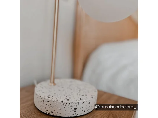 Candeeiro de mesa estilo vintage LULLABY - Base em terrazzo - 23x15x38 cm - Dourado