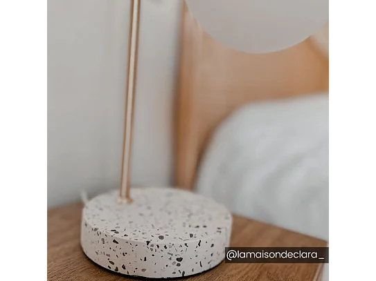 Candeeiro de mesa estilo vintage LULLABY - Base em terrazzo - 23x15x38 cm - Dourado