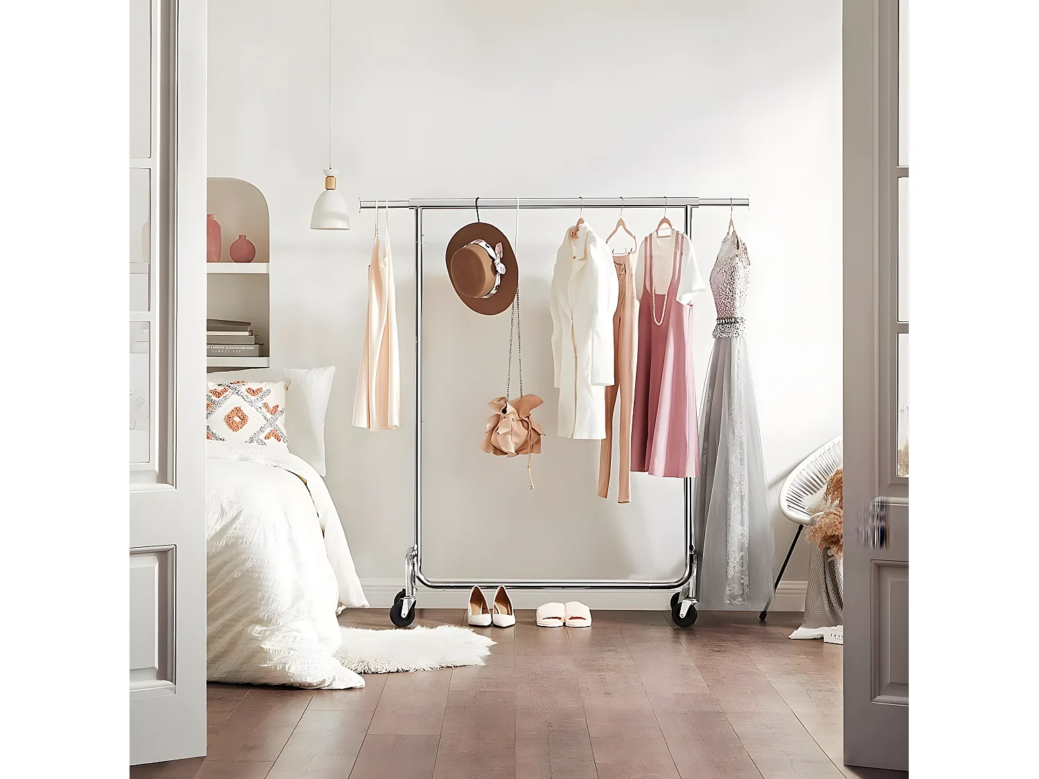 Porta abiti con asta estensibile da 110-150 cm su ruote