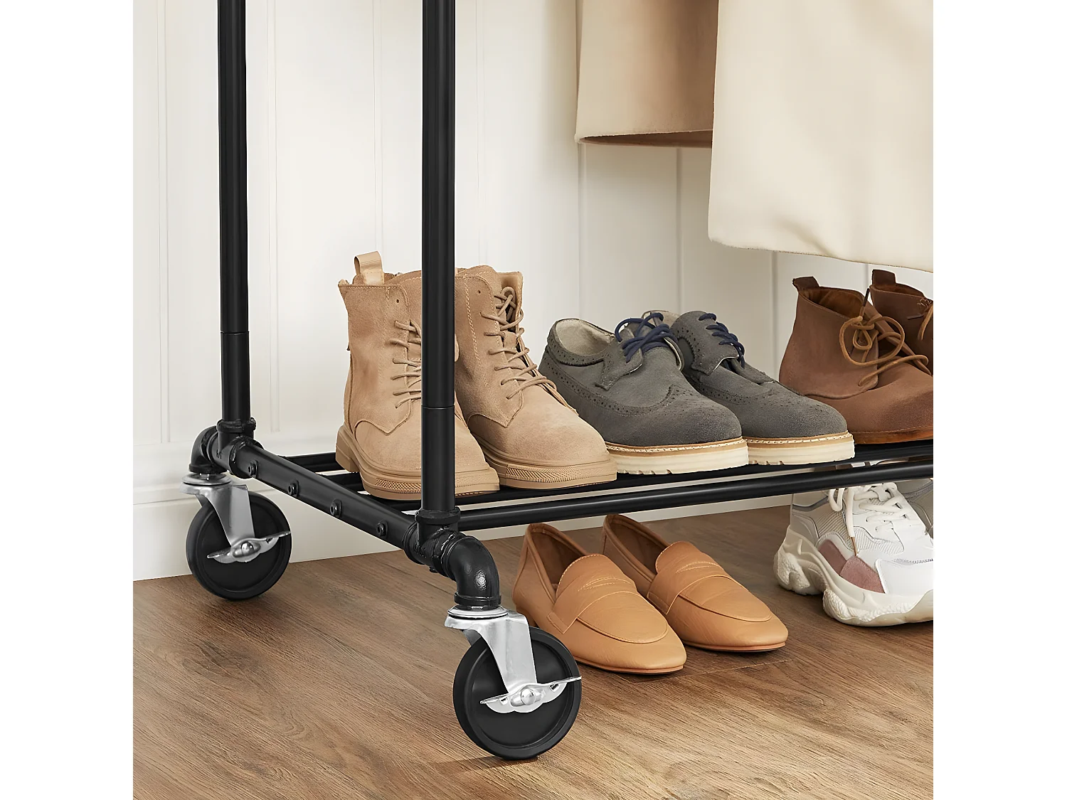 Porta abiti a doppie aste e scaffale su ruote