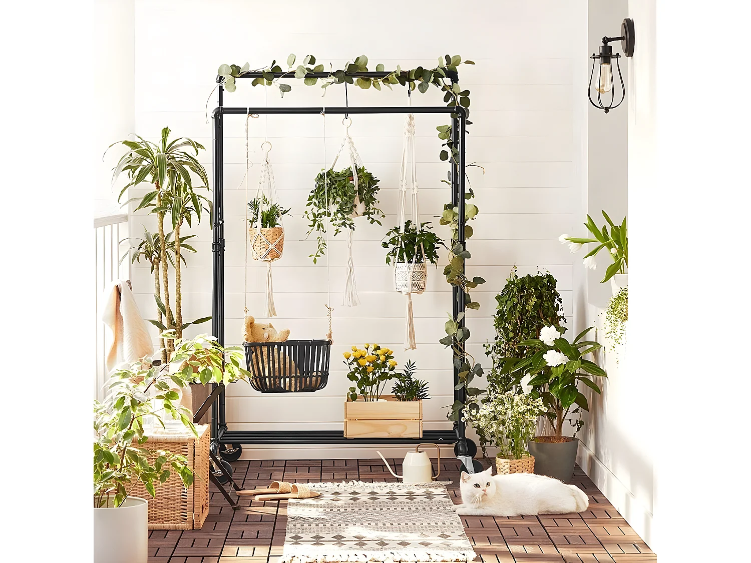 Kledingrek met dubbele stangen en plank op wielen