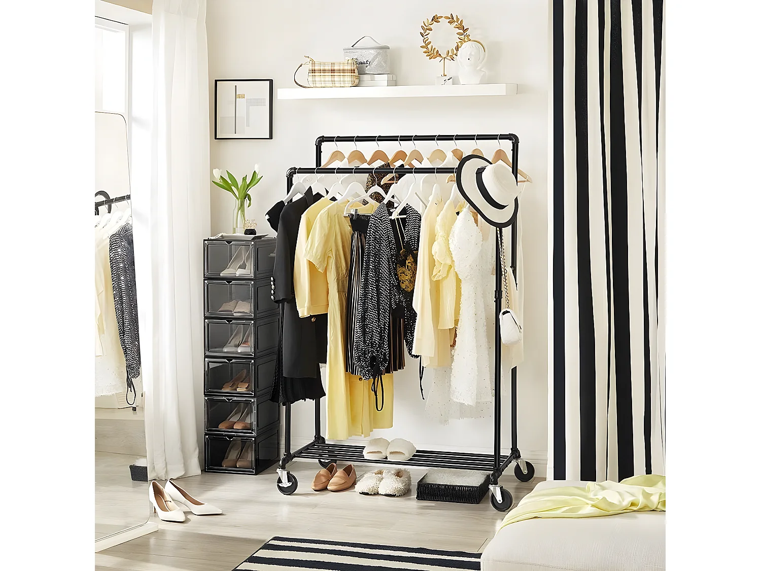 Kledingrek met dubbele stangen en plank op wielen