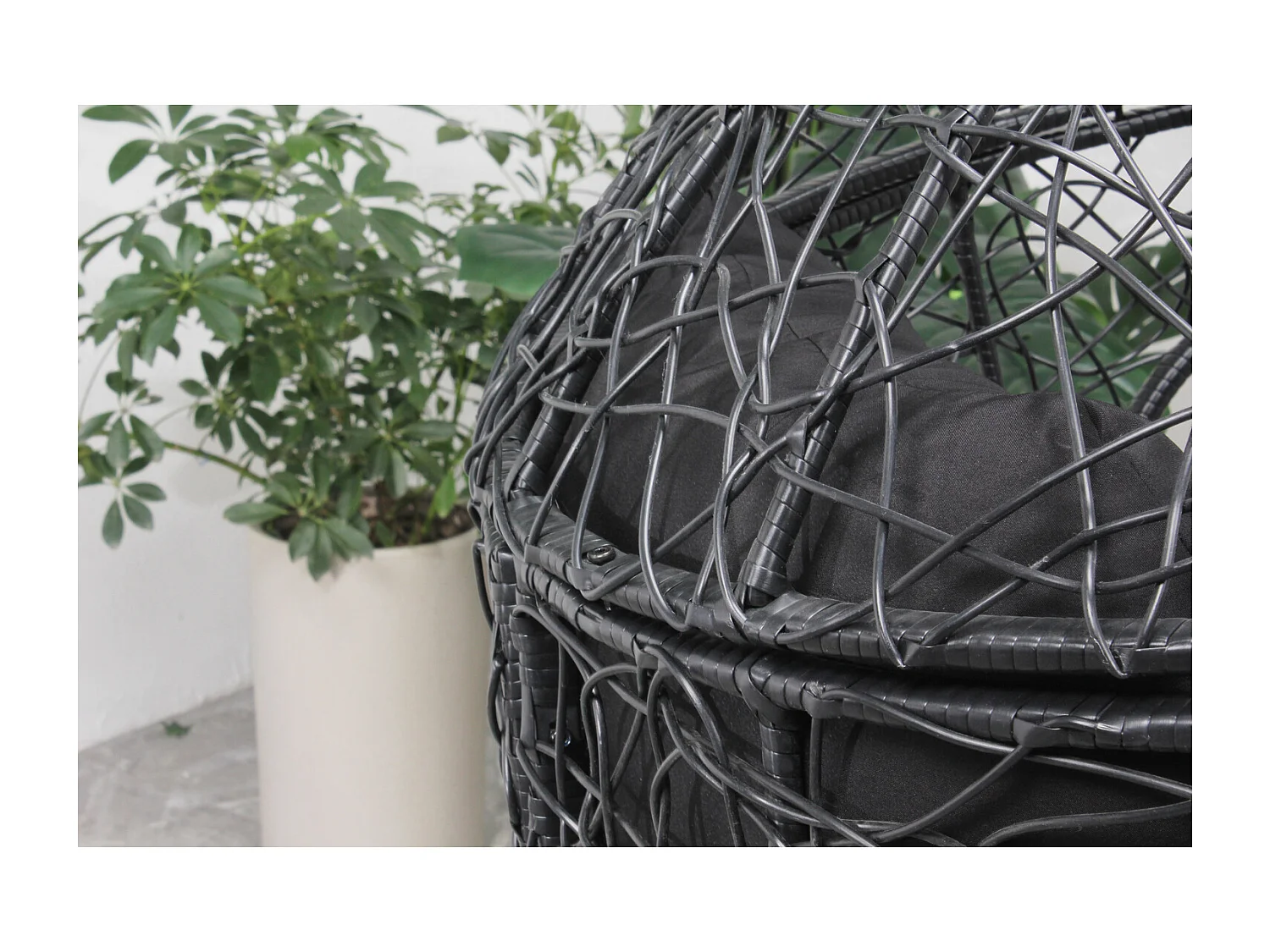 Ei-Sessel mit Fuß aus Kunstharz mit Rattan-Effekt, schwarz JANE