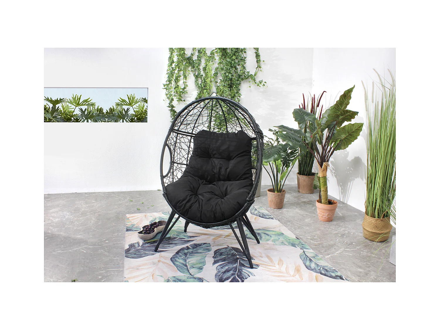 Fauteuil œuf sur pied en résine noir effet rotin JANE