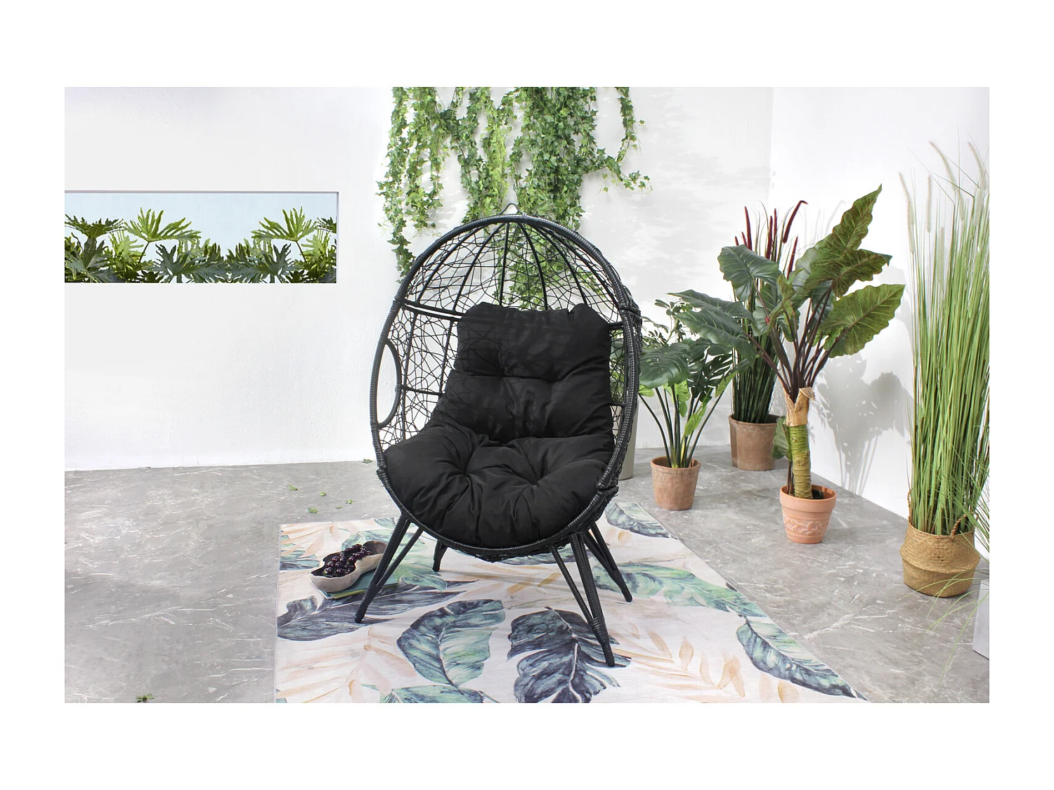 Fauteuil œuf sur pied en résine noir effet rotin JANE