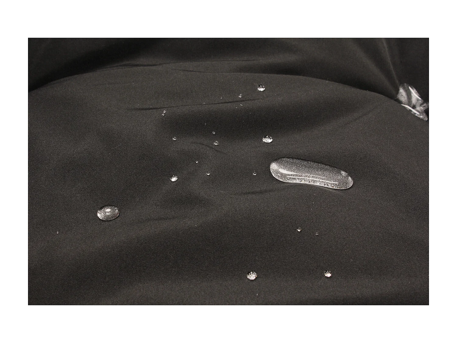 Fauteuil œuf sur pied en résine noir effet rotin JANE