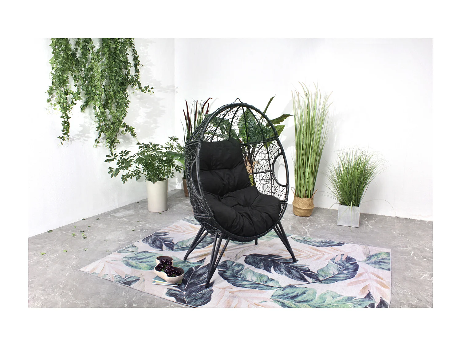 Eivormige hangstoel op standaard van zwart rotan-effect hars JANE met comfortabel kussen voor binnen en buiten