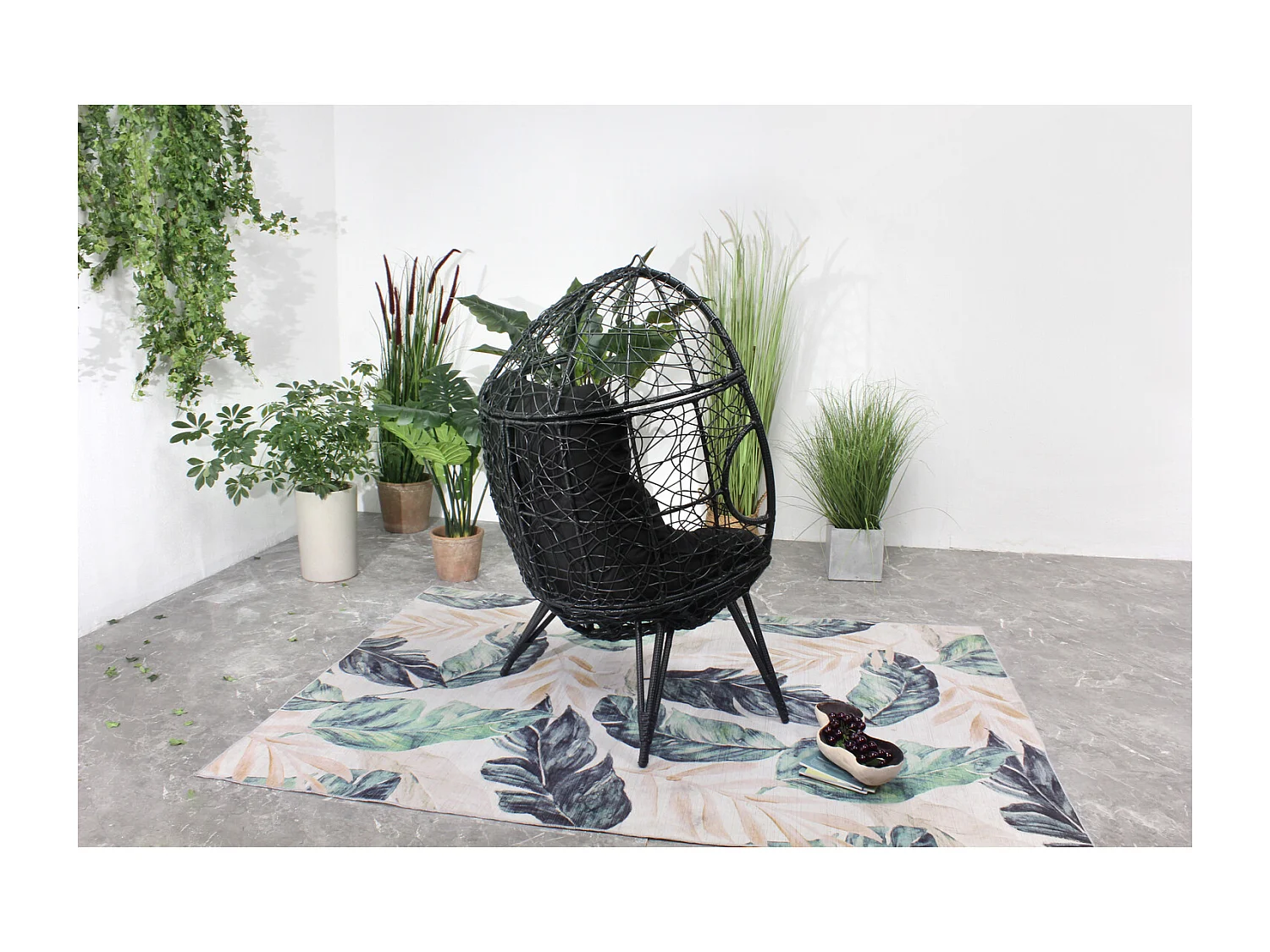 Eivormige hangstoel op standaard van zwart rotan-effect hars JANE met comfortabel kussen voor binnen en buiten