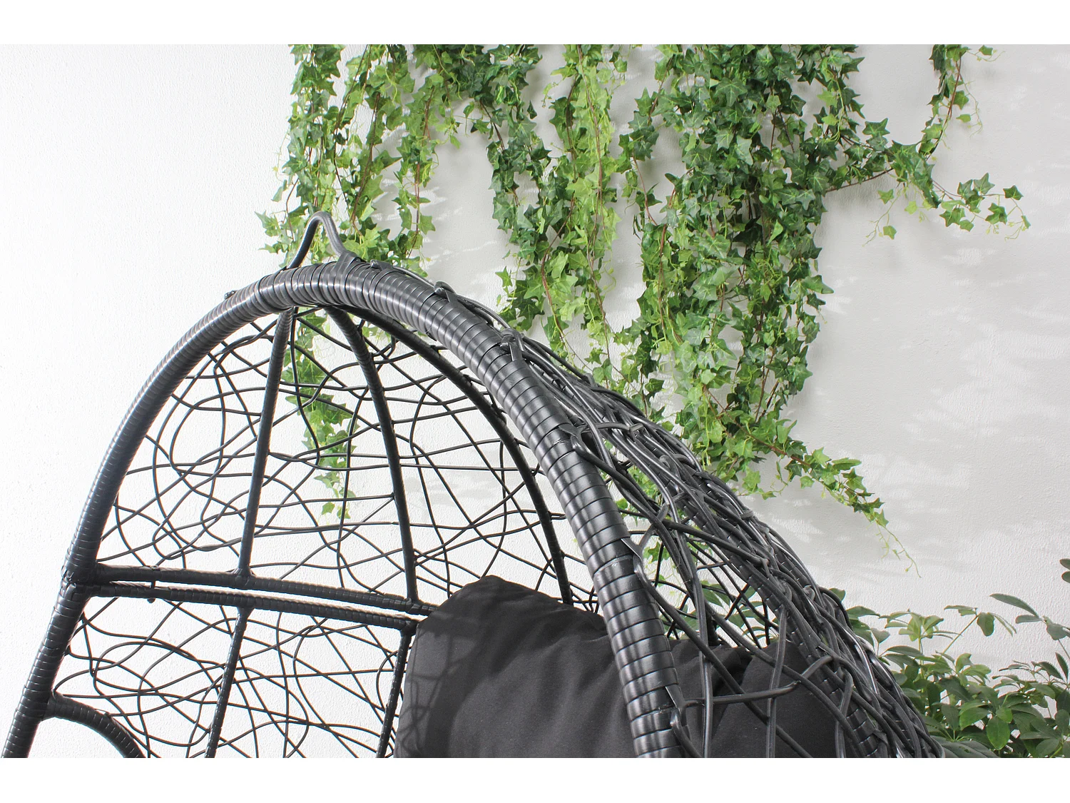 Fauteuil œuf sur pied en résine noir effet rotin JANE