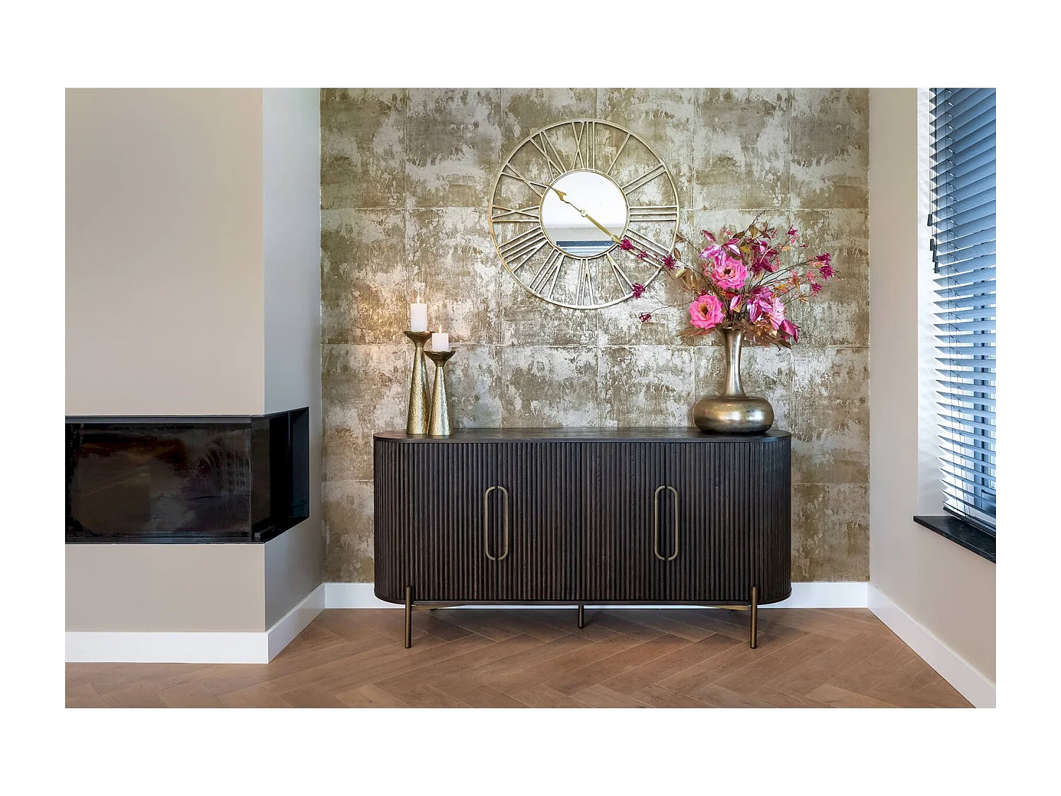 Buffet contemporain en brun foncé avec finition striée