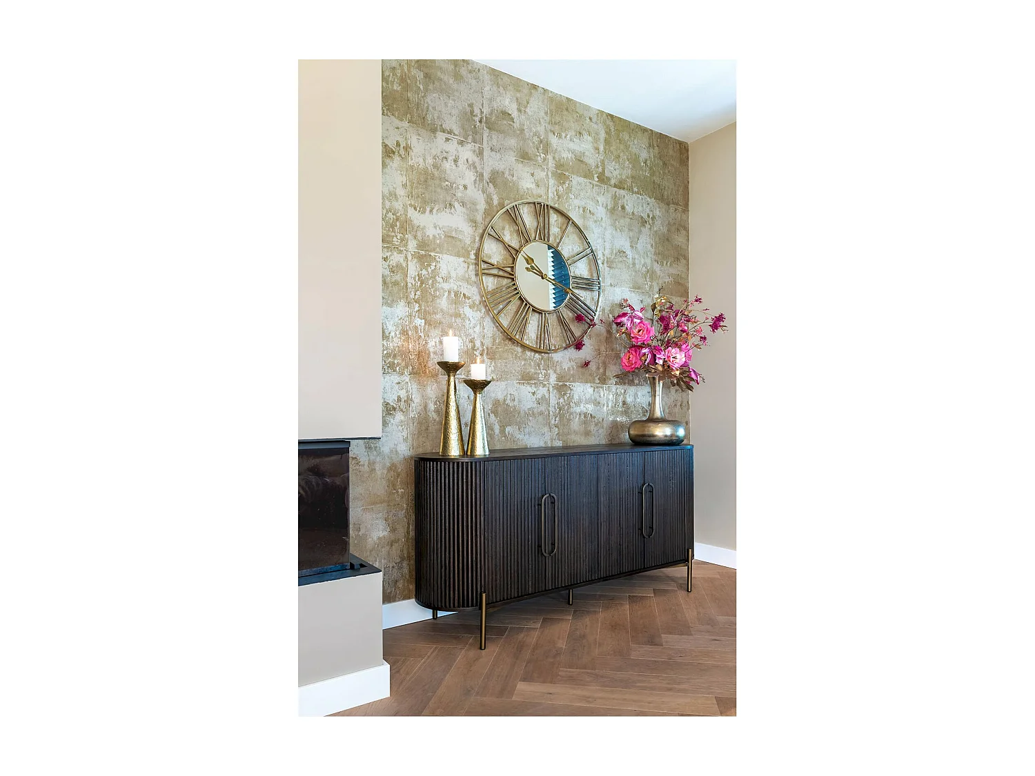 Buffet contemporain en brun foncé avec finition striée