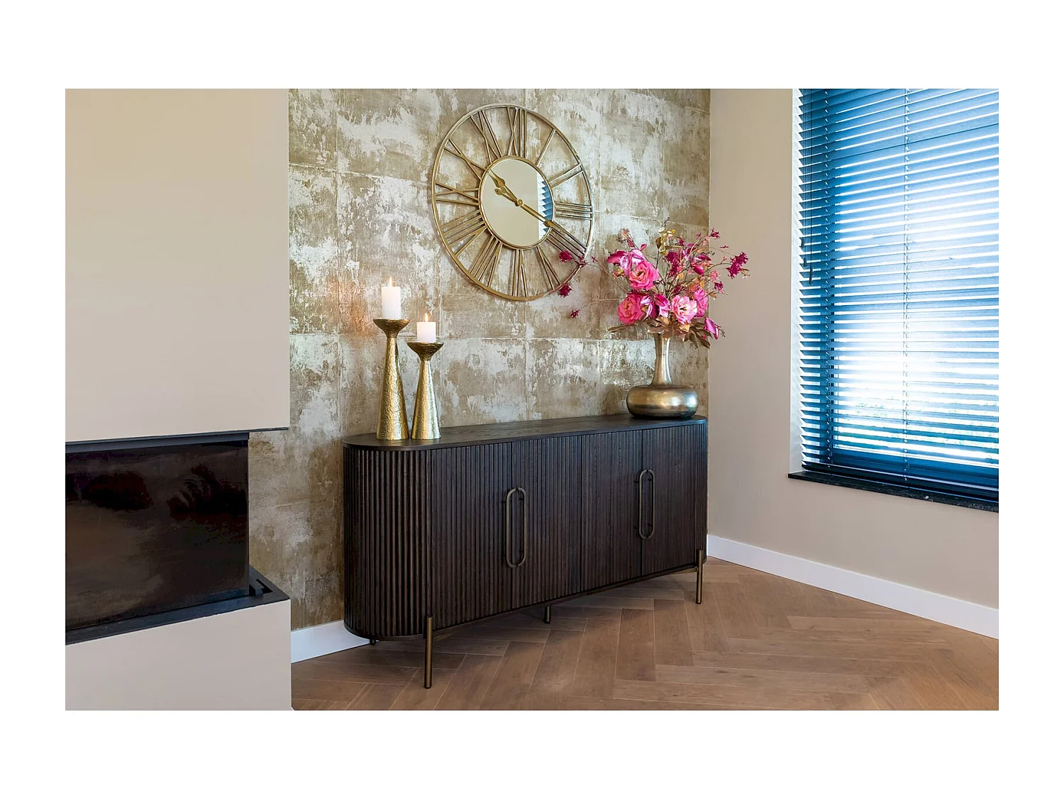 Buffet contemporain en brun foncé avec finition striée