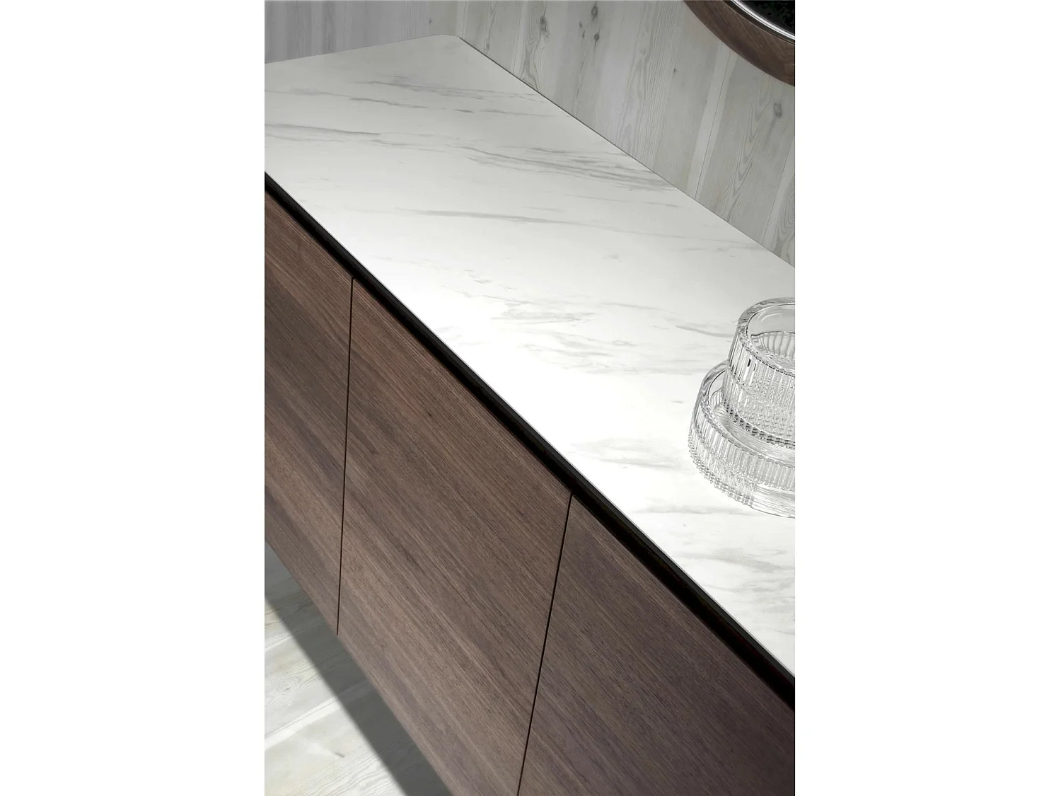 Buffet 4 portes soft-closing étagère intérieure verre transparent bois revêtement marbre céramique