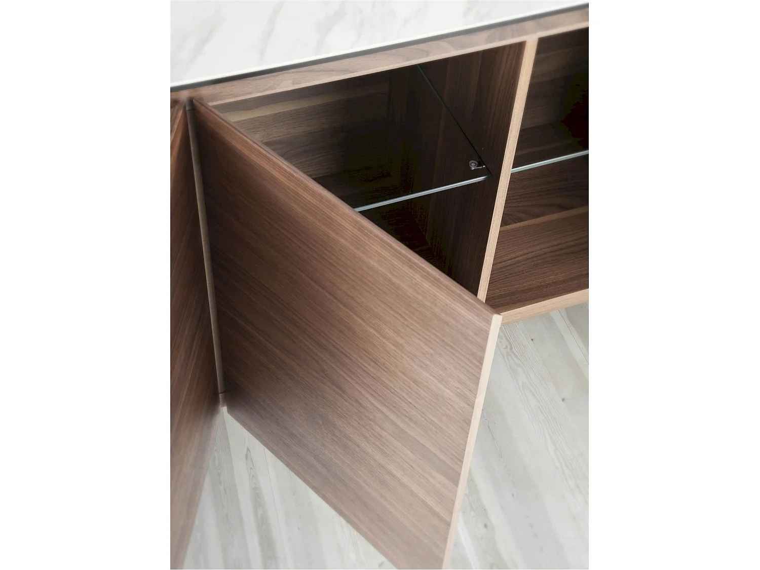 Buffet 4 portes soft-closing étagère intérieure verre transparent bois revêtement marbre céramique