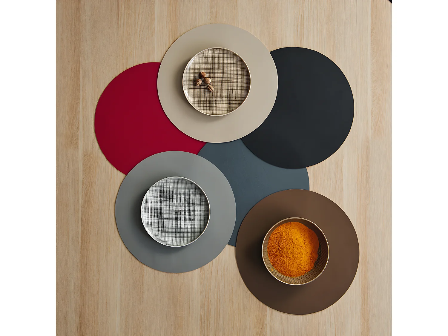 Mantel individual redondo de plástico blanco