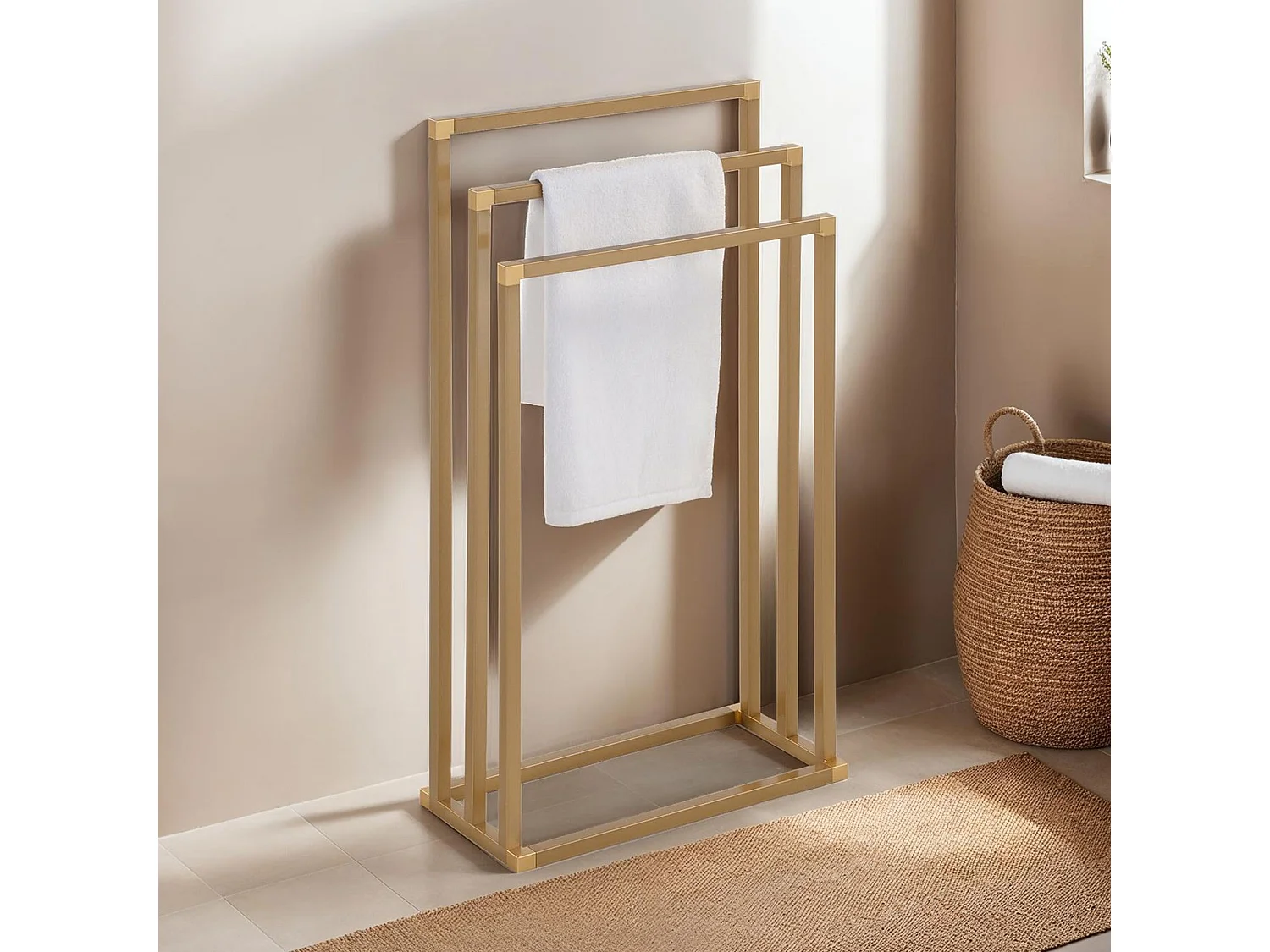 Porte-serviettes sur pied KUNO portant pour vêtements et linge de salle de bain avec 3 niveaux d'étendage, structure en métal doré