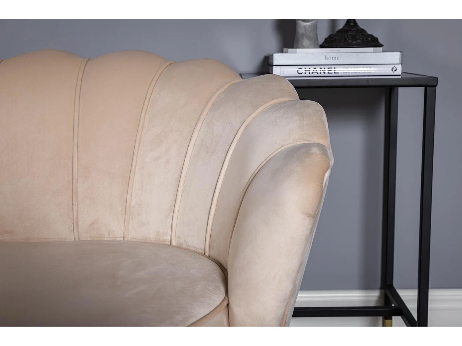 Nice canapé 3 personnes en velours, beige.