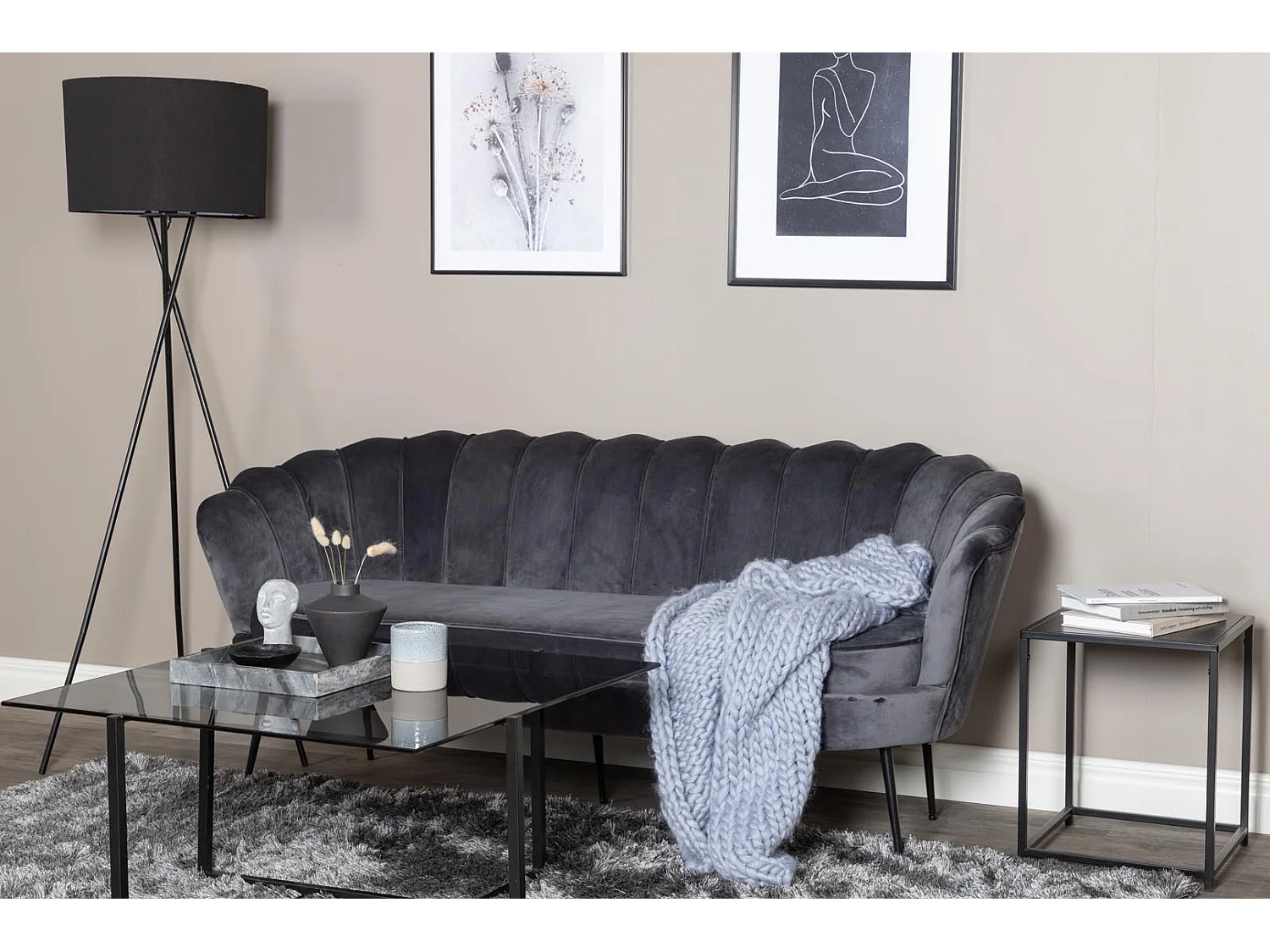 Nice canapé 3 personnes en velours, gris.