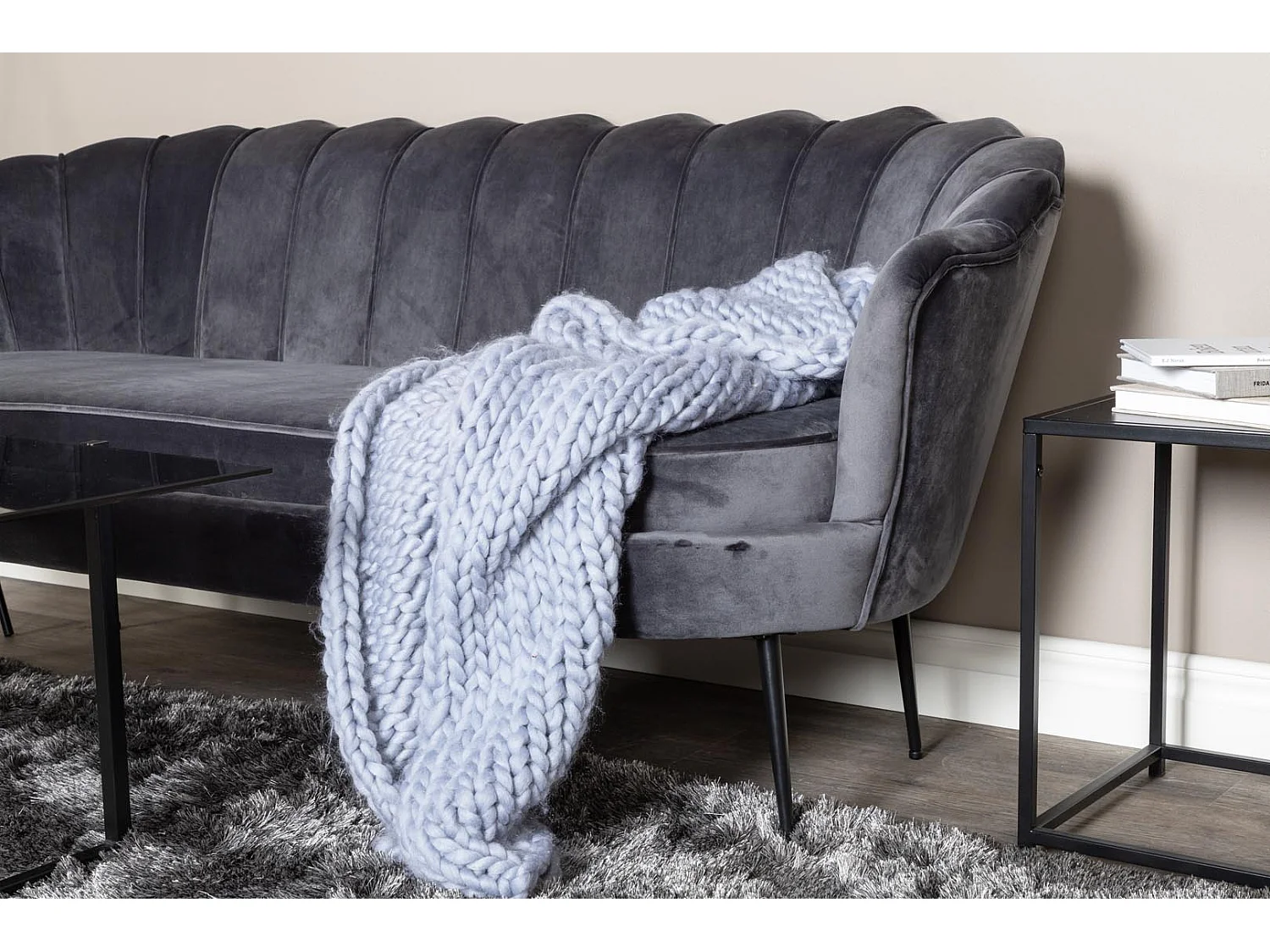 Nice canapé 3 personnes en velours, gris.