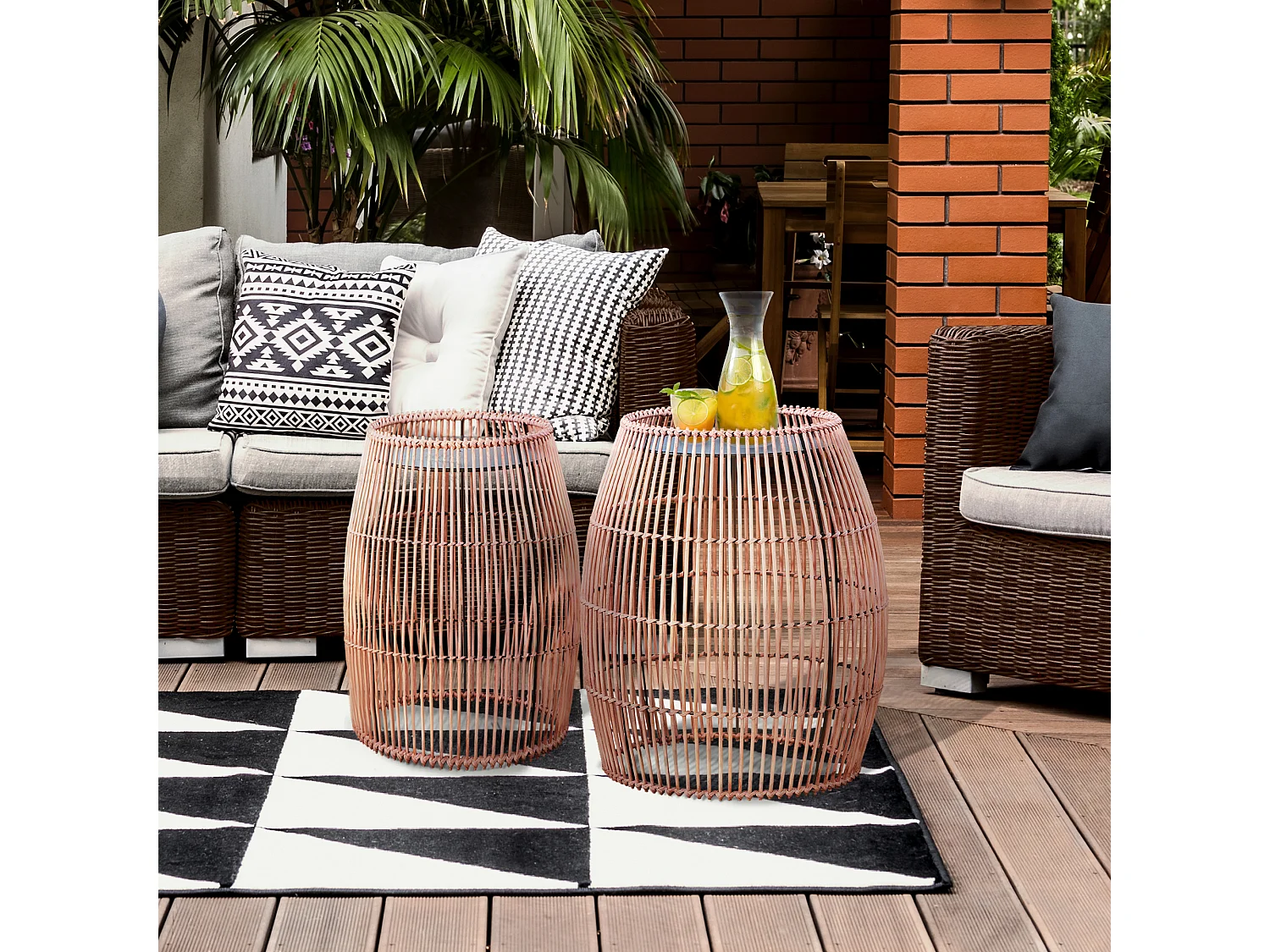 Teamson Home Muebles de Jardín para Exteriores, Grande, Redondo, para Patio, Mesa Auxiliar, Soporte para Plantas en Mimbre de Bambú