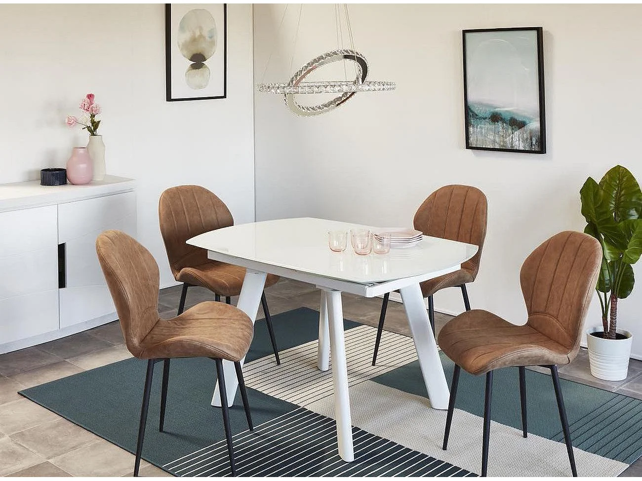 Uitschuifbare tafel voor 4 tot 6 personen, wit getint glas en wit metalen poten Arlan L 130 tot 160 cm