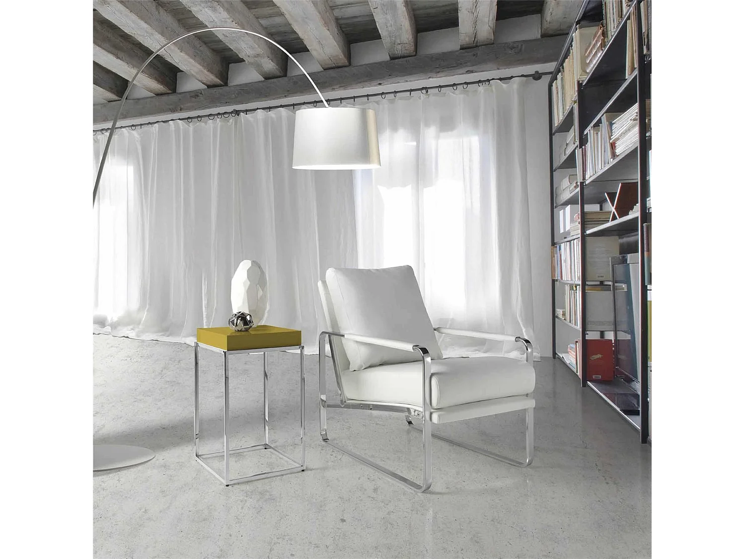 Fauteuil rembourré structure acier inoxydable.