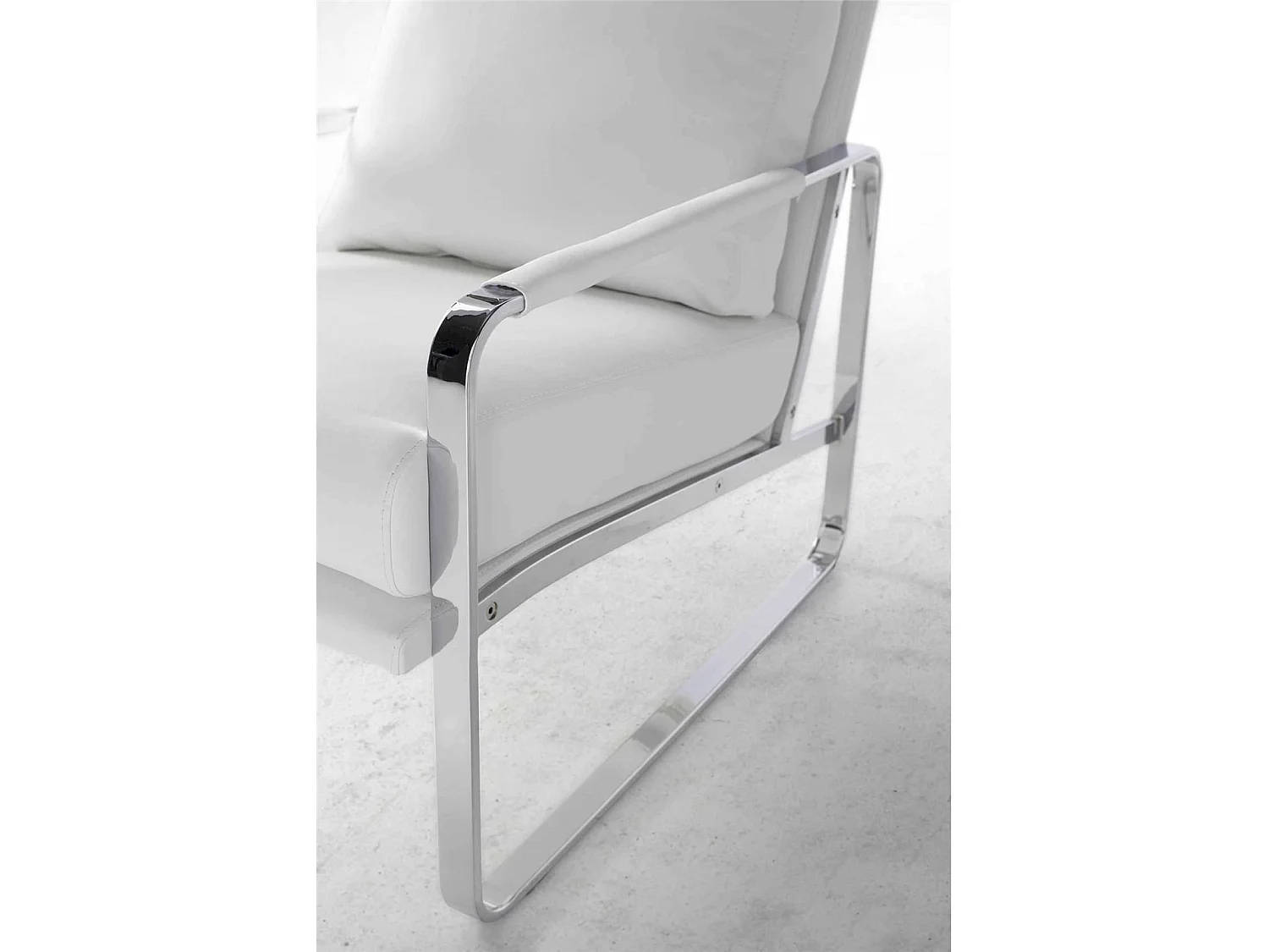 Fauteuil rembourré structure acier inoxydable.