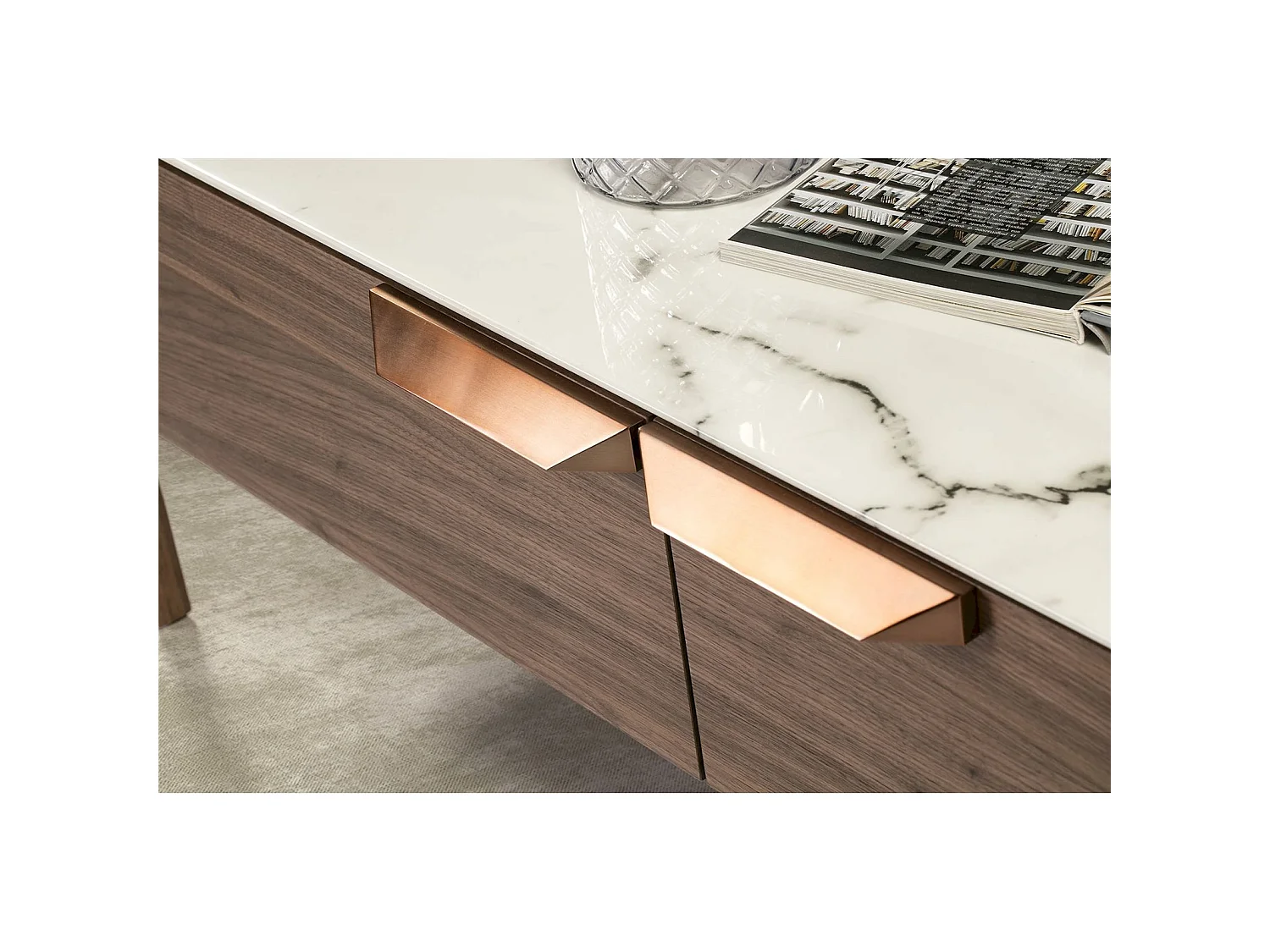 Table basse plateau en verre avec effet marbre 2 tiroirs avec poignées acier cuivré