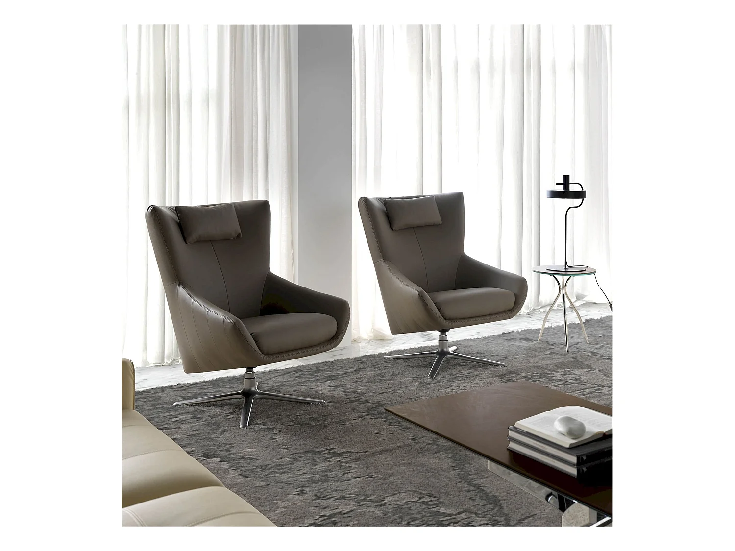 Fauteuil rotatif rembourré en similicuir avec pieds acier inoxydable