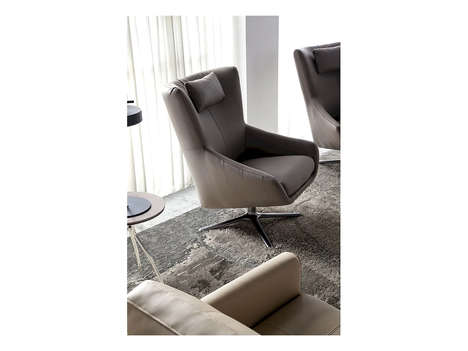 Fauteuil rotatif rembourré en similicuir avec pieds acier inoxydable