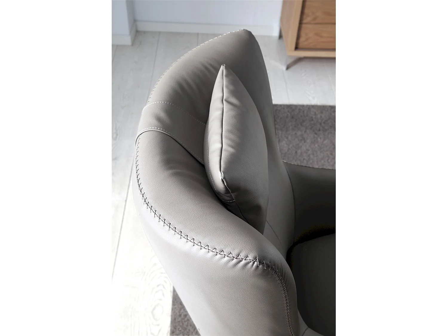 Fauteuil rotatif rembourré en similicuir avec pieds acier inoxydable