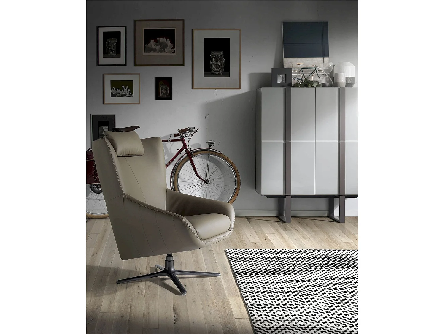 Fauteuil rotatif rembourré en similicuir avec pieds acier inoxydable