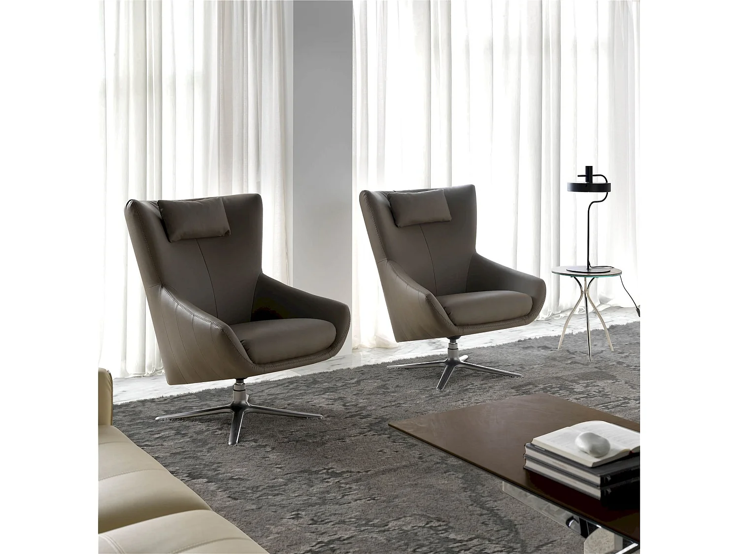 Fauteuil rotatif rembourré en similicuir avec pieds acier inoxydable