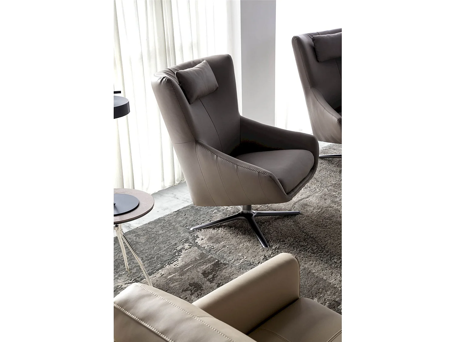 Fauteuil rotatif rembourré en similicuir avec pieds acier inoxydable