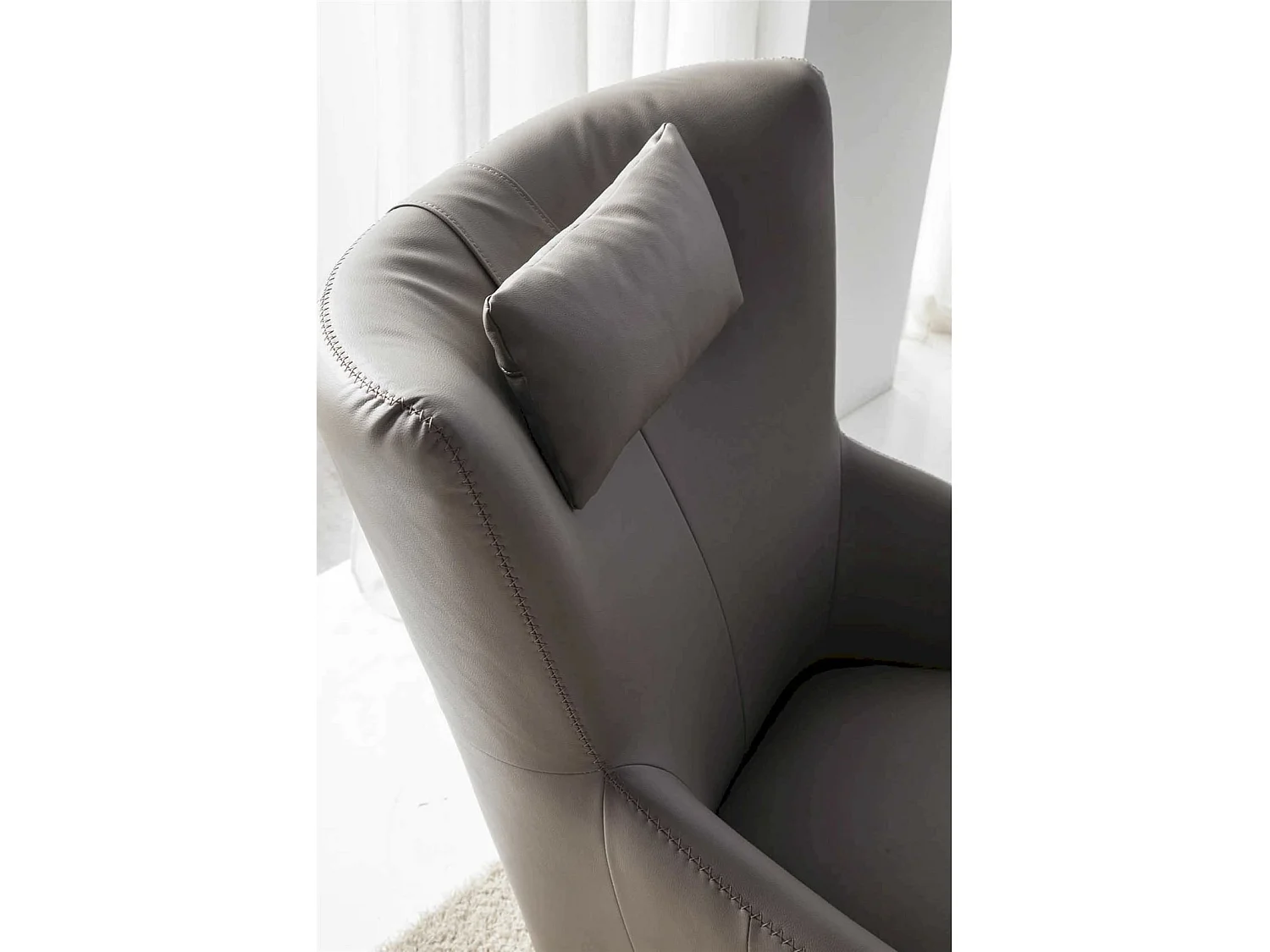 Fauteuil rotatif rembourré en similicuir avec pieds acier inoxydable