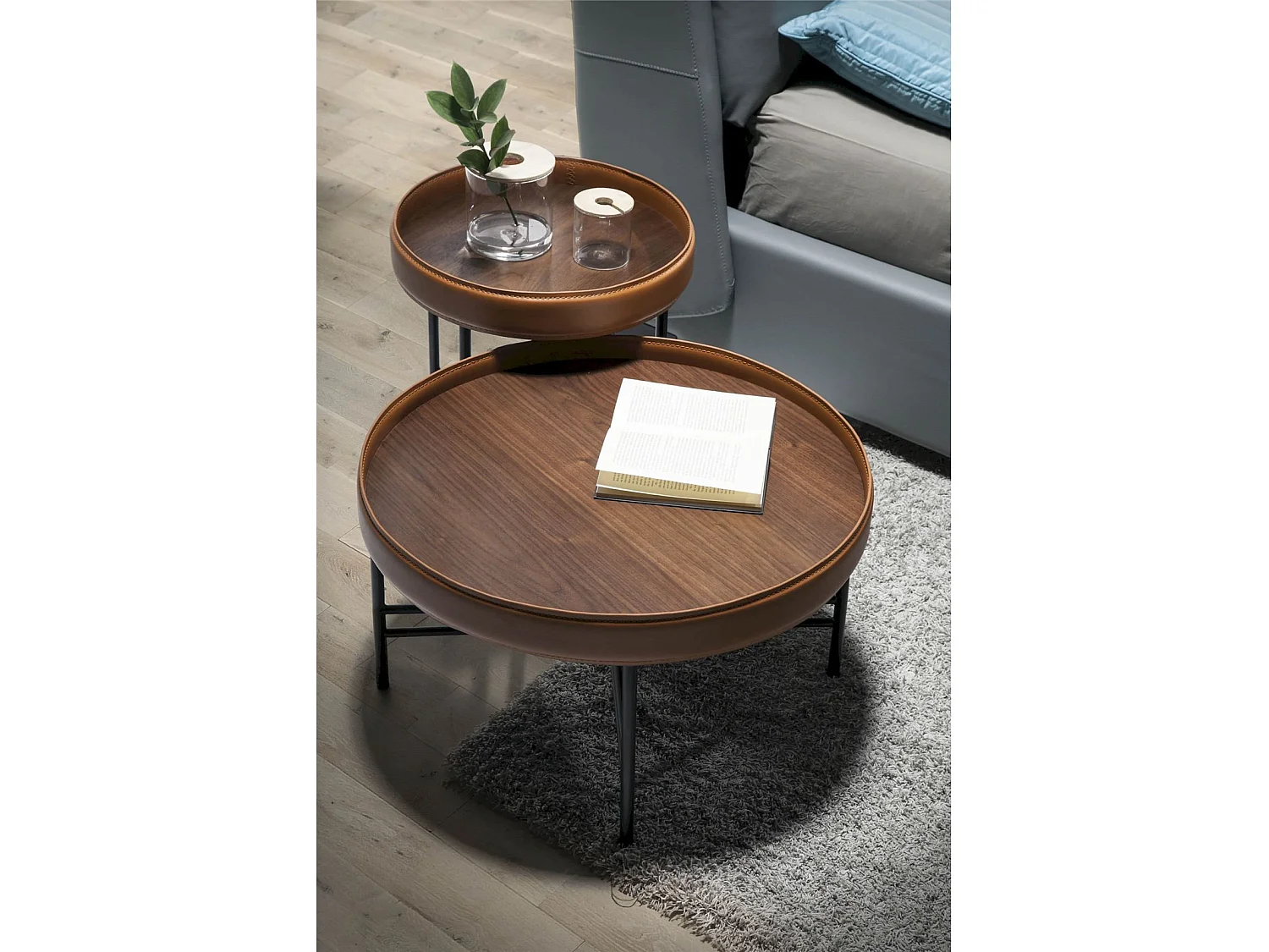 Table basse ronde bois anneau circulaire rembourré de cuir pieds acier peint époxy