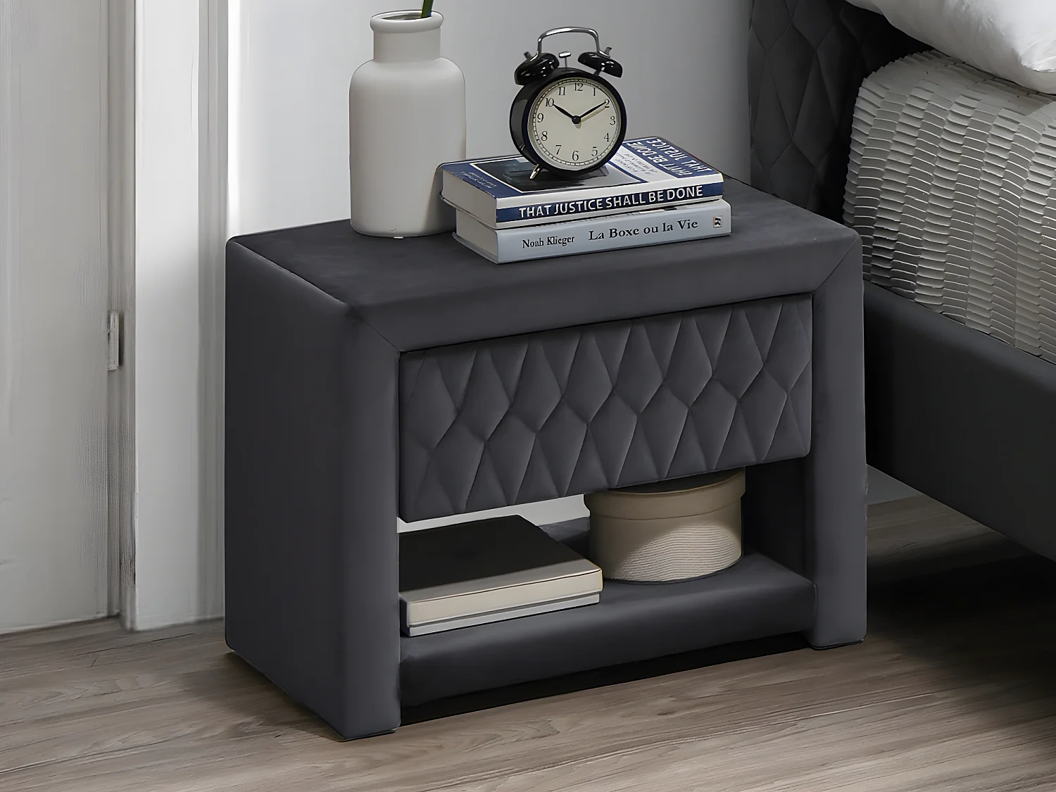 Table de chevet - 1 tiroir et 1 niche - Tissu velours - Gris - DANIELE