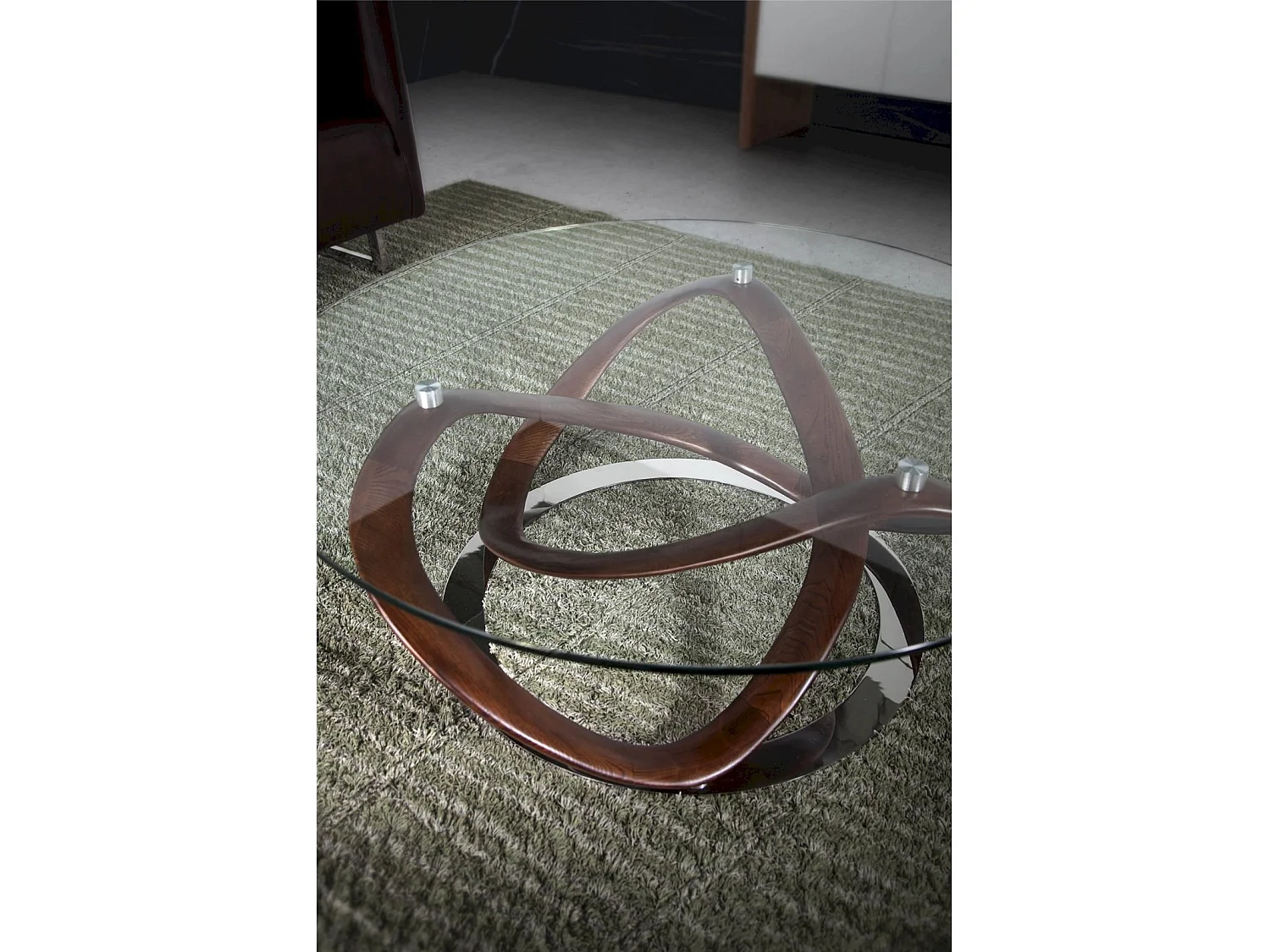 Table basse ronde plateau verre structure courbée bois massif base ronde acier chromé