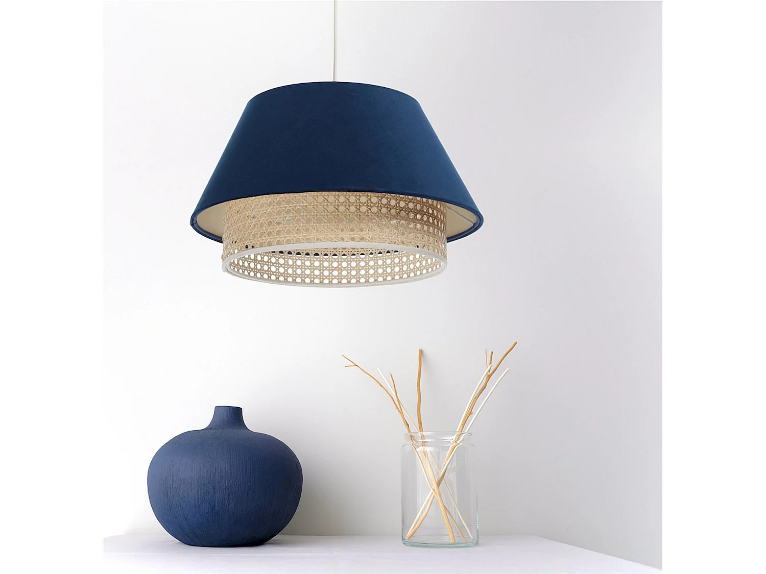 Suspension Extérieur en tissu velours bleu avec rotin naturel, intérieur crème