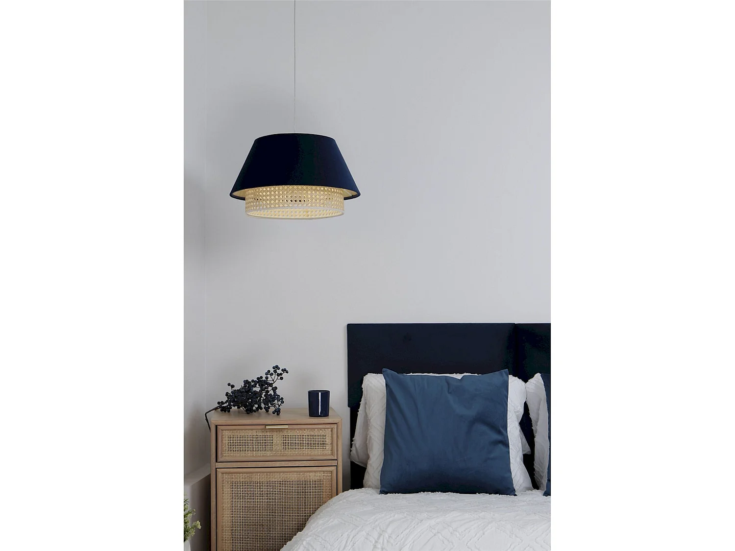 Suspension Extérieur en tissu velours bleu avec rotin naturel, intérieur crème