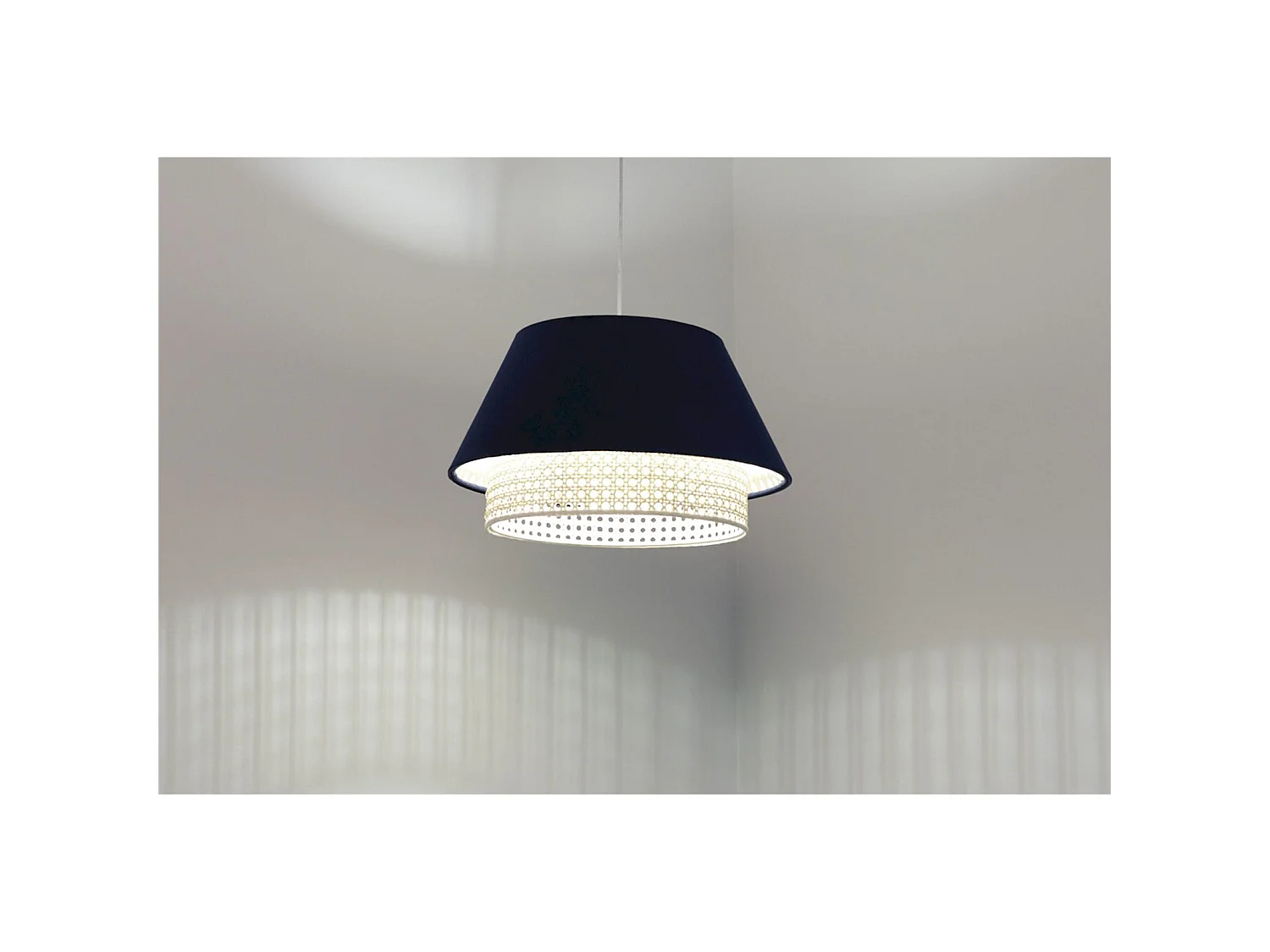 Suspension Extérieur en tissu velours bleu avec rotin naturel, intérieur crème