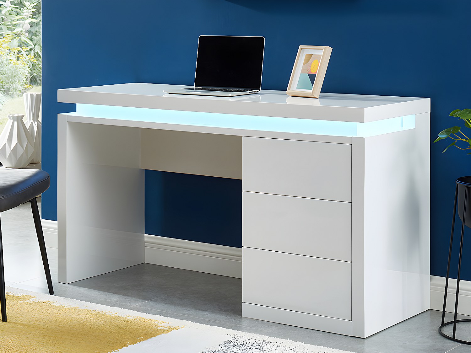 Skrivebord med 3 skuffer i MDF med LED hvitlakkert EMERSON