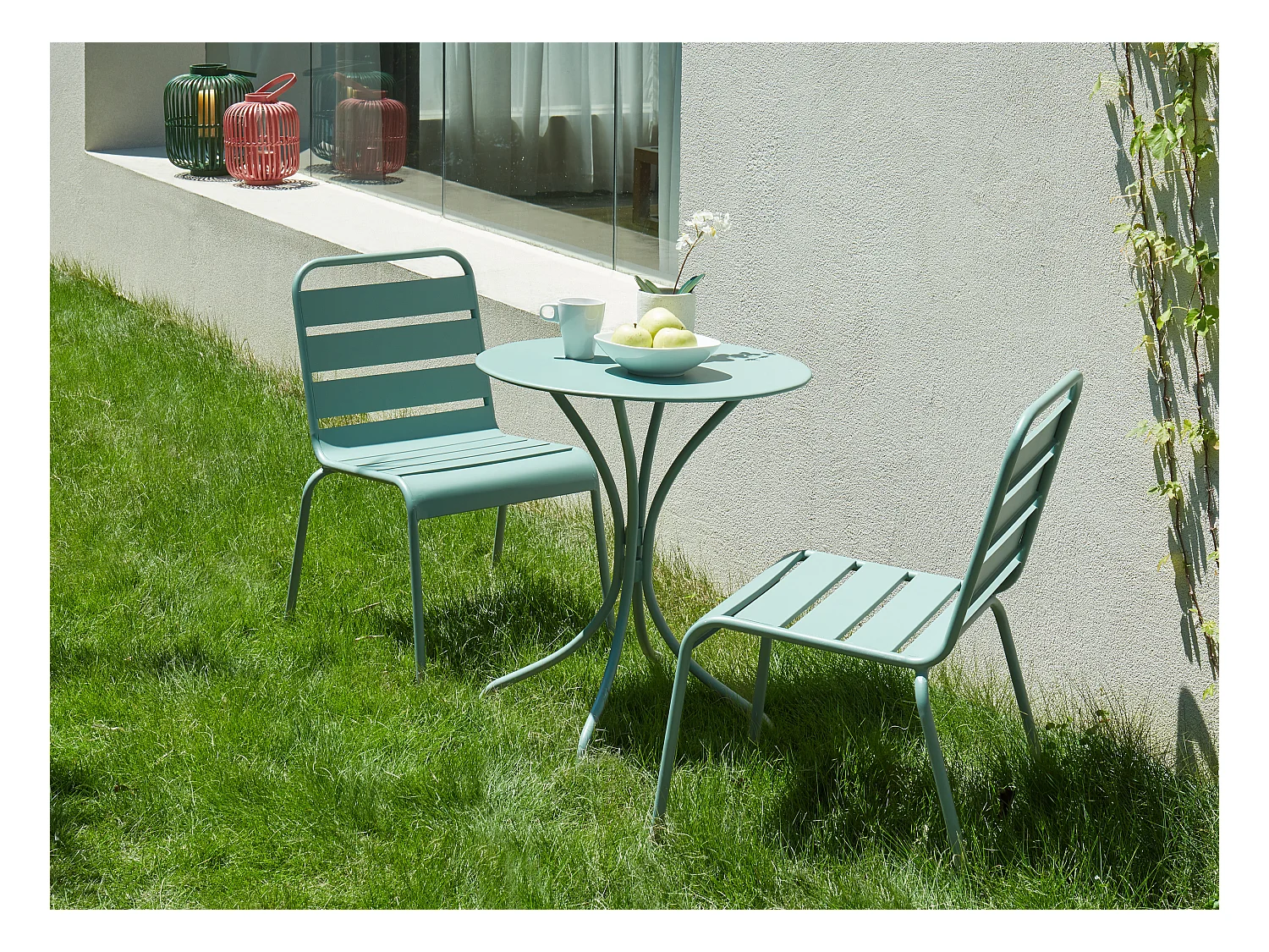 Salle à manger de jardin en métal - une table D.60cm et 2 chaises empilables - Vert amande - MIRMANDE de MYLIA