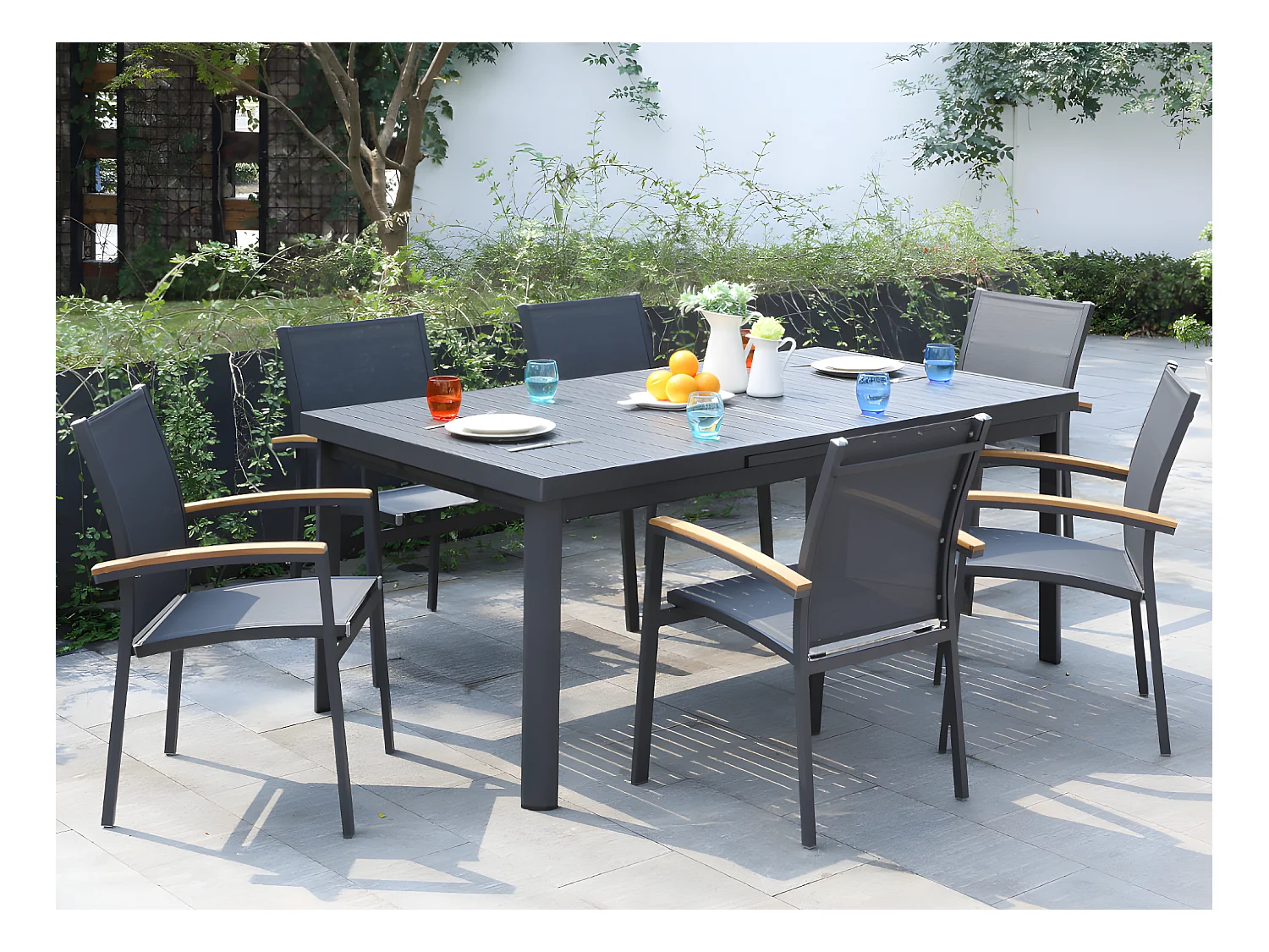 Salle à manger de jardin en aluminium : une table extensible L.180/240cm et 6 fauteuils empilables avec accoudoirs acacia - Anthracite - NAURU de MYLIA