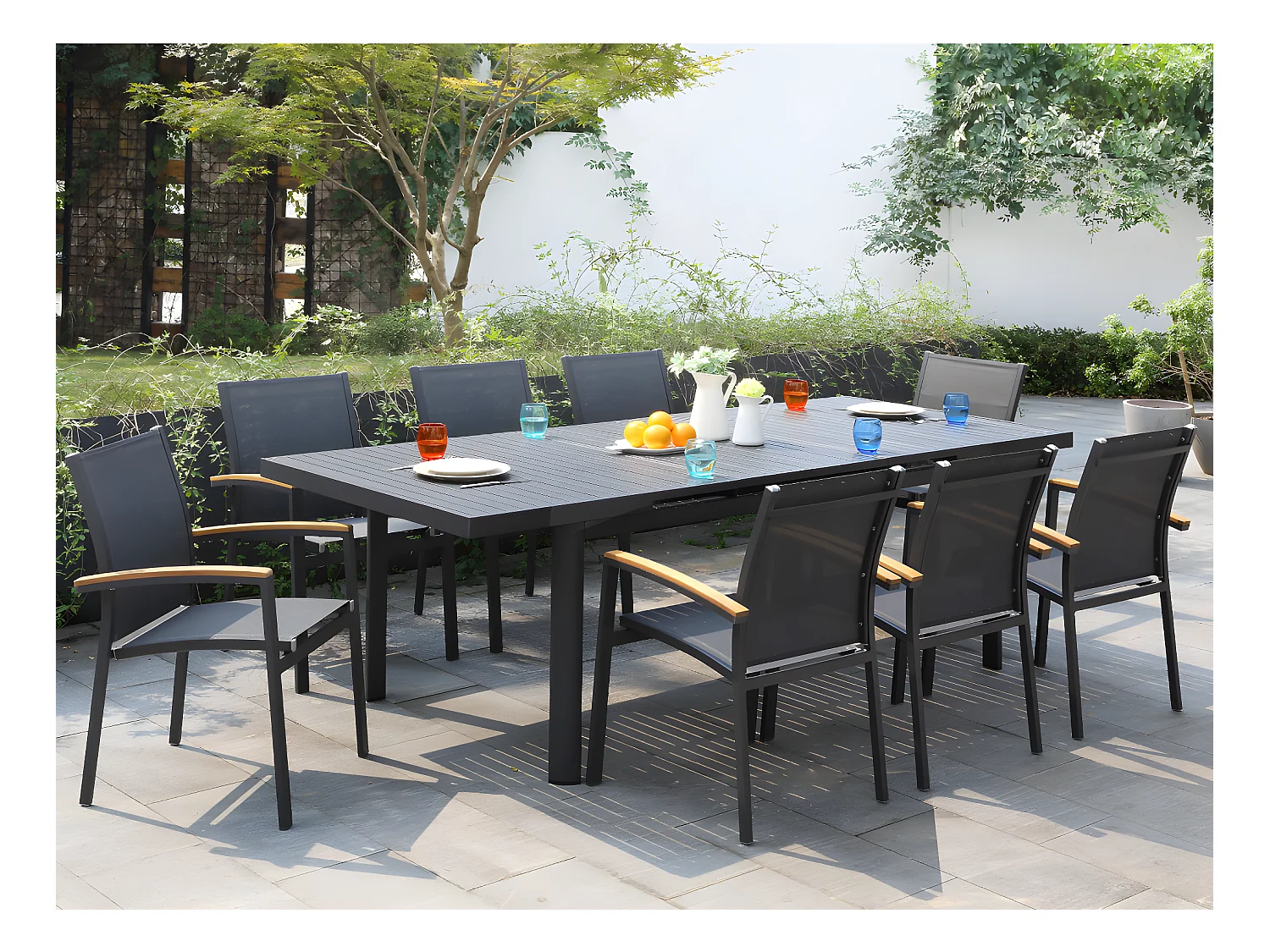 Salle à manger de jardin en aluminium : une table extensible L.180/240cm et 8 fauteuils empilables avec accoudoirs acacia - Anthracite - NAURU de MYLIA