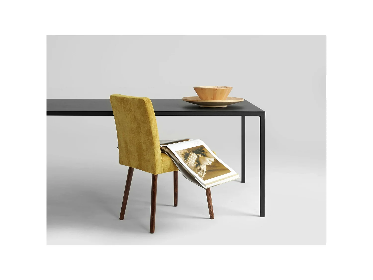 Table Minimaliste en Métal - Design Épuré et Contemporain