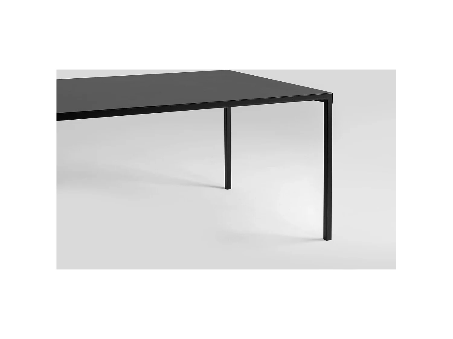 Table Minimaliste en Métal - Design Épuré et Contemporain